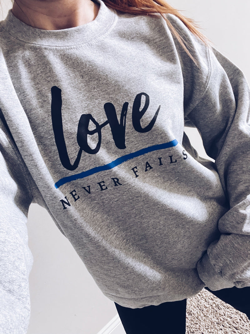 Love Never Fails © Unisex Crewneck Sweatshirt (Sport Grey)